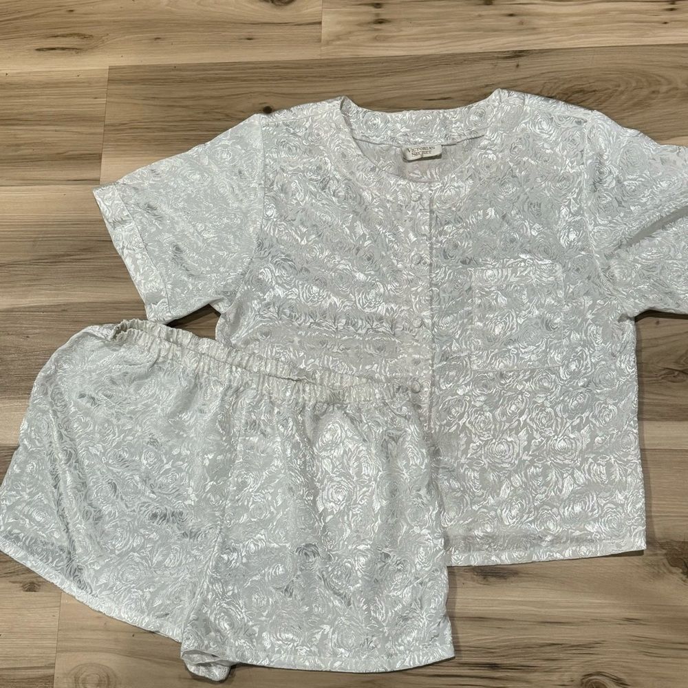 Victorias Secret Gold Label White Silky Rose Two Piece Pajama Set Women’s Medium